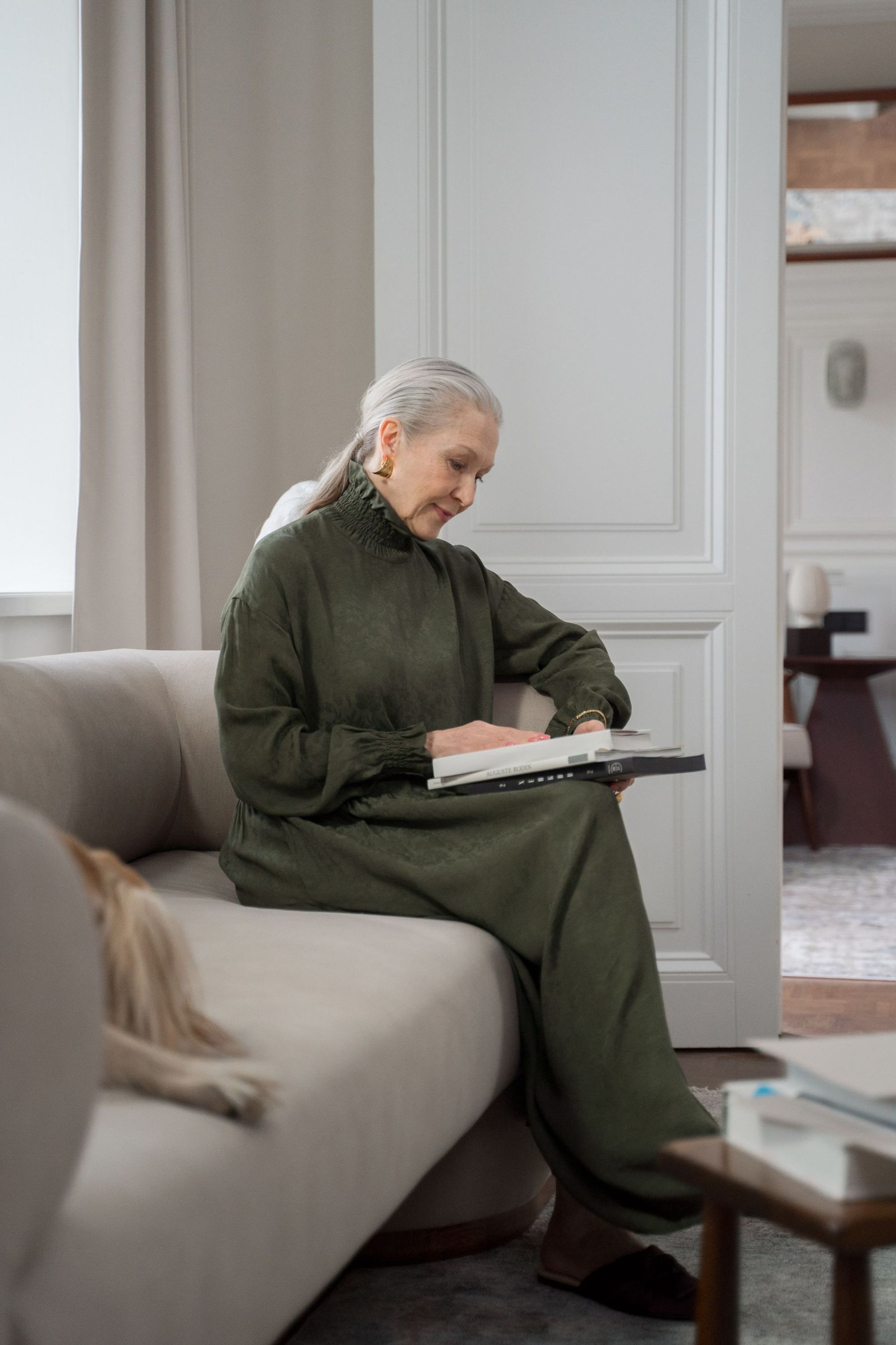Personne sereine à son domicile